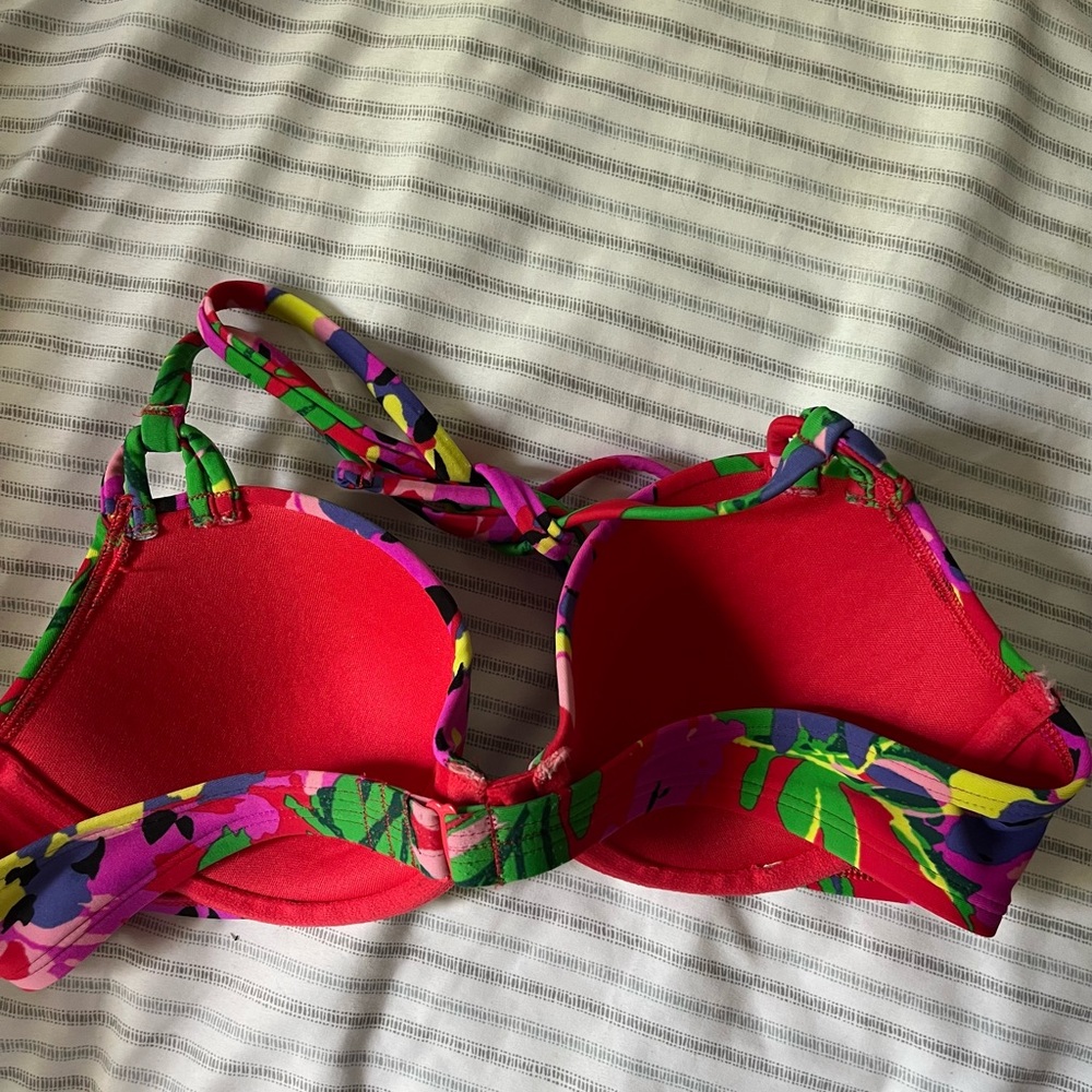 𝘼𝙚𝙧𝙞𝙚 𝙗𝙖𝙩𝙝𝙞𝙣𝙜 𝙨𝙪𝙞𝙩 𝙩𝙤𝙥 - Picture 2 of 3